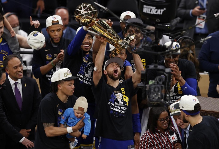 勇士队内已默认放弃争冠?交易库里进入讨论范畴 勇士队内已默认放弃争冠?交易库里进入讨论范畴