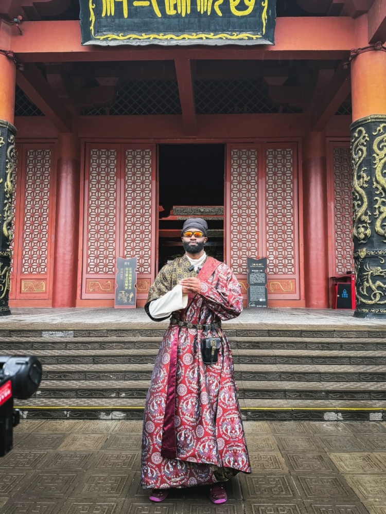 绿军官方晒布朗横店古装照 配文龙布朗 绿军官方晒布朗横店古装照 配文龙布朗