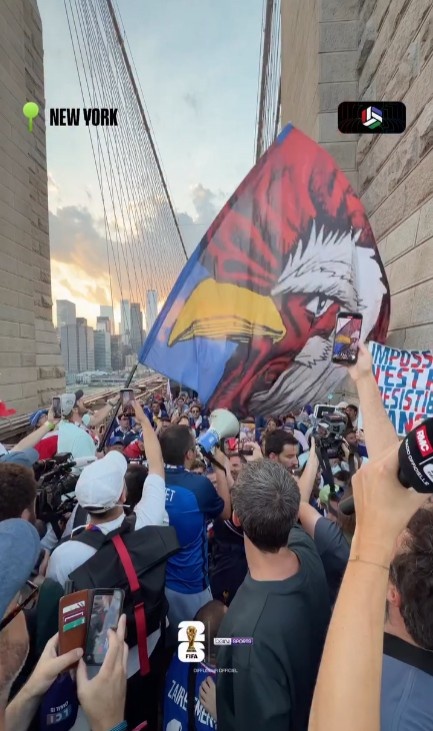 法球迷布鲁克林大桥集结，为淘汰赛造势