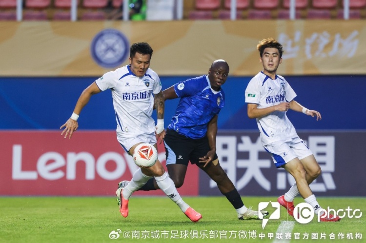 南京城市客场0-2负大连鲲城，下半场连丢两球进攻乏力