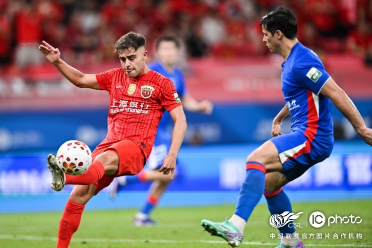 莱昂纳多李新翔建功 上海海港2-0终结德比悬念