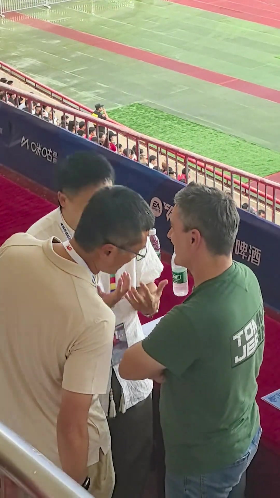 邵佳一安东尼奥现场观战 河南1-1大连英博 邵佳一安东尼奥现场观战 河南1-1大连英博