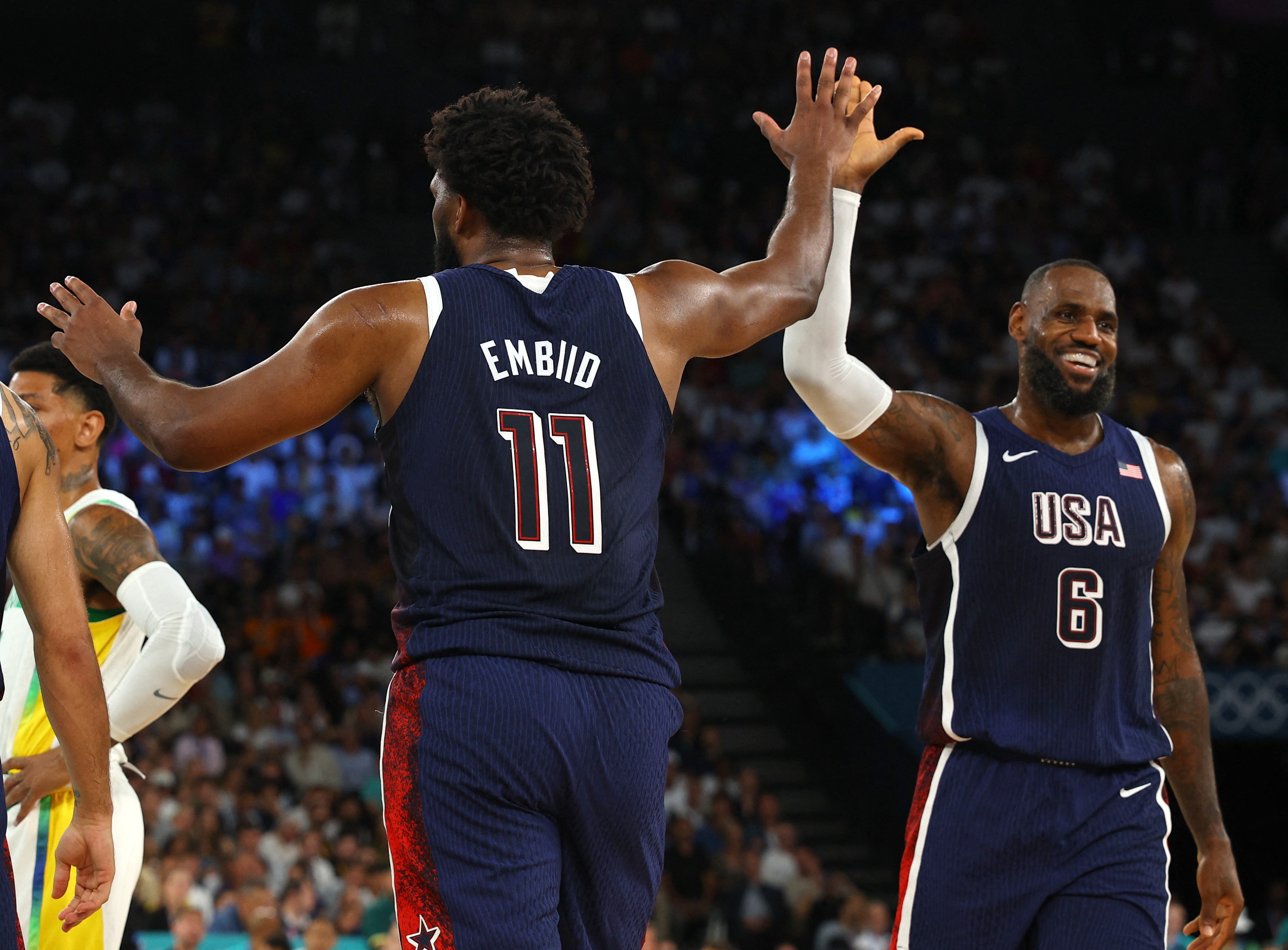 巴黎夺金两周年 76人官推晒詹姆斯恩比德同框 巴黎夺金两周年 76人官推晒詹姆斯恩比德同框